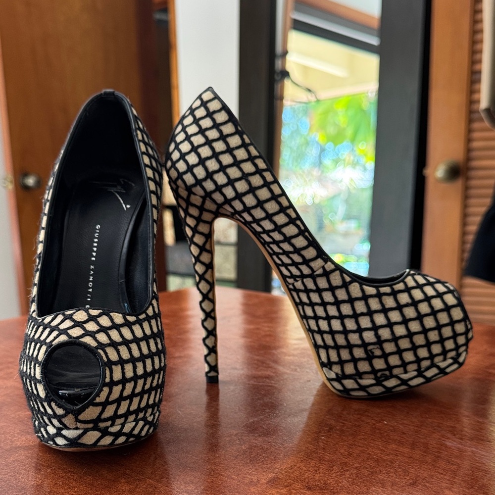 Giuseppe Zanotti Black and Cream Geo Pattern Platform Open Toe Pumps